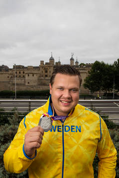 Sveriges diskuskastare Daniel Ståhl poserar med sin