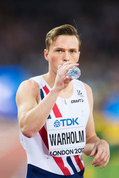 Norges Karsten Warholm dricker vatten