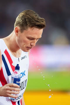 Norges Karsten Warholm i semifinalen på 400 meter häck
