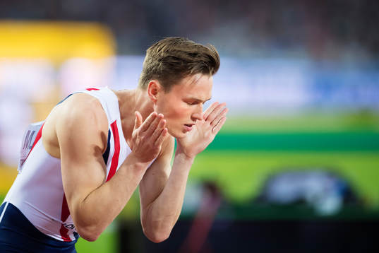 Norges Karsten Warholm i semifinalen på 400 meter häck