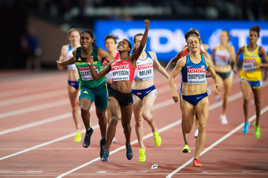 Kenyas Faith Chepngetich Kipyegon jublar när hon vinner