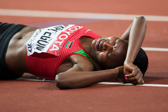 Kenyas Faith Chepngetich Kipyegon gråter av glädje