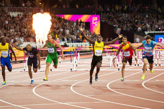 Jamaicas Omar McLeod jublar när han vinner finalen på 110