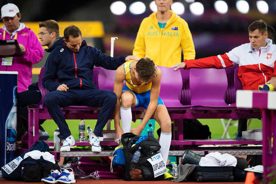 Frankrikes Renaud Lavillenie tröstar Sveriges Armand