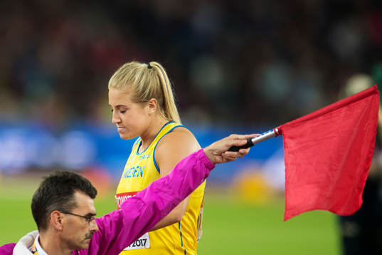 Sveriges Fanny Roos får en stöt bortdömd när hon