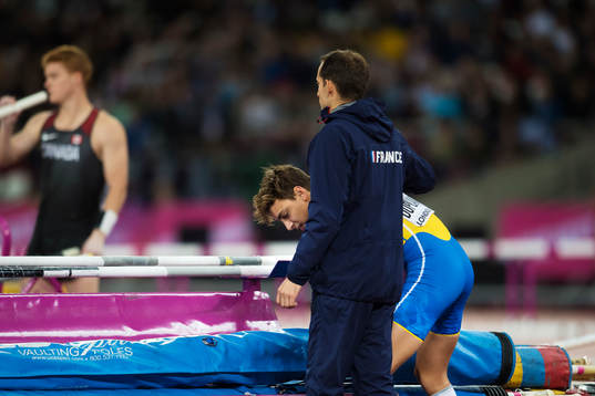 Frankrikes Renaud Lavillenie tröstar Sveriges Armand