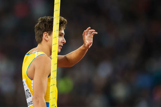 Sveriges Armand Duplantis vinkar till publiken
