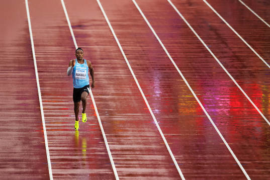 Botswanas Isaac Makwala tävlar ensam i kvalet på 200 meter