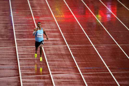 Botswanas Isaac Makwala tävlar ensam i kvalet på 200 meter