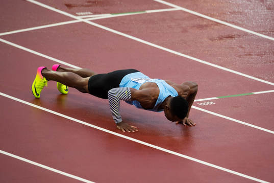Botswanas Isaac Makwala gör situps