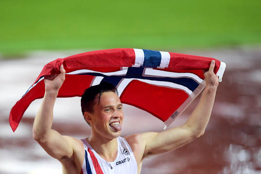 Norges Karsten Warholm jublar