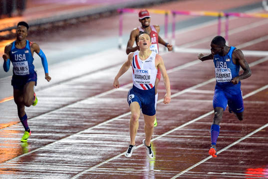 Norges Karsten Warholm vinner finalen på 400 meter häck