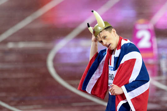 Norges Karsten Warholm jublar