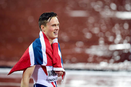 Norges Karsten Warholm jublar