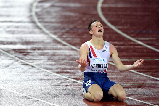 Norges Karsten Warholm jublar