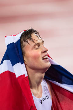 Norges Karsten Warholm jublar