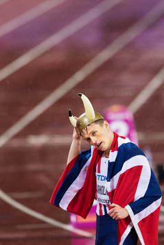Norges Karsten Warholm med en vikingahjälm på huvudet
