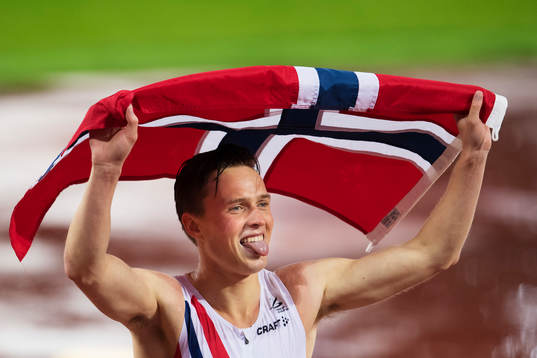Norges Karsten Warholm jublar