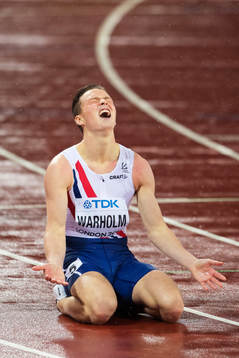 Norges Karsten Warholm jublar