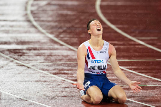 Norges Karsten Warholm jublar