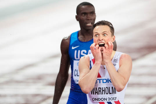 Norges Karsten Warholm jublar