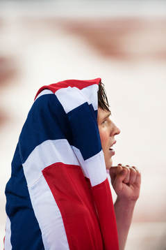 Norges Karsten Warholm jublar