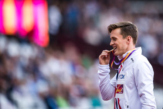 Norges Karsten Warholm jublar med guldmedaljen på