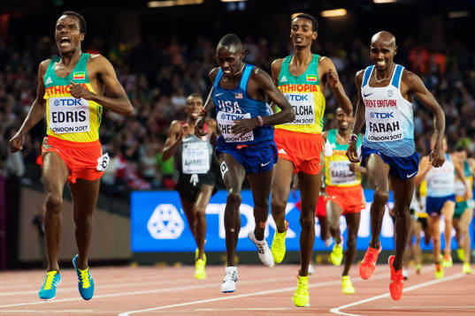 Etiopiens Muktar Edris jublar när han vinner finalen på