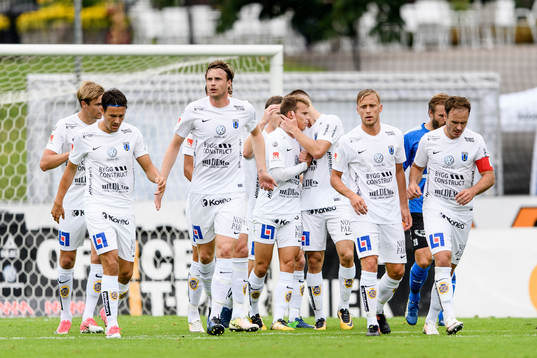 Sirius Elias Andersson (mitten) har gjort 0-1 och spelarna