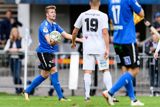 Halmstads Gabriel Gudmundsson reagerar på ett domslut