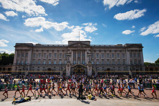 Tävlande i 20 km gång framför Buckingham Palace