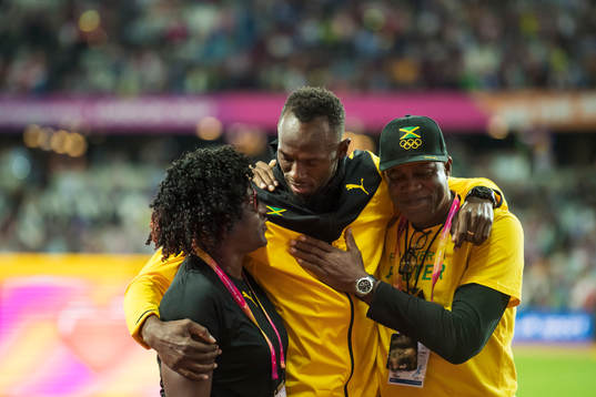 Jamaicas Usain Bolt kramar om sin mamma Jennifer Bolt och
