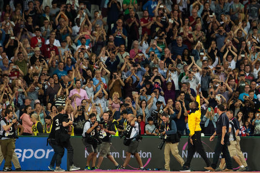 Jamaicas Usain Bolt vinkar till publiken när han gör ett