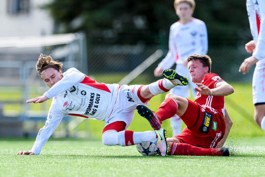 Piteås Joel Edström tacklar omkull Anundsjös Tobias