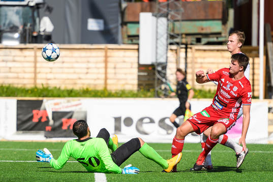 Piteås Joel Edström gör 2-0 bakom Anundsjös målvakt