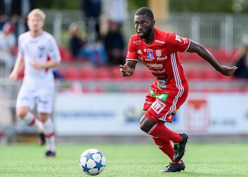 Piteås Samuel Naiwo med bollen
