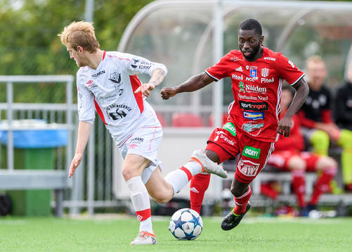 Piteås Samuel Naiwo med bollen