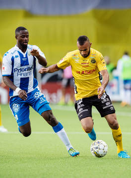 IFK Göteborgs Vajebah Sakor i kamp om bollen med Elfsborgs