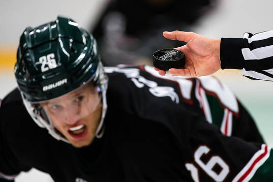Matchpuck i handen på linjemannen