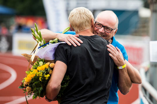Johan Wissman kramas om av sin pappa Mats Wissman när han