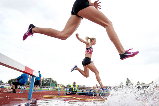 Amélie Svensson tävlar på 3000 meter hinder