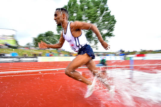 Napoleon Solomon tävlar på 3000 meter hinder