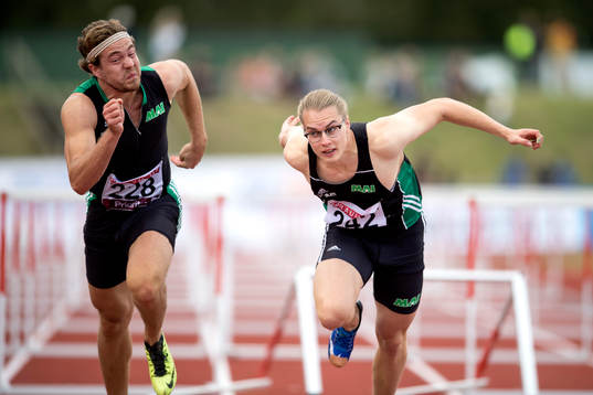 Anton Levin och Max Hrelja tävlar på 110 meter häck
