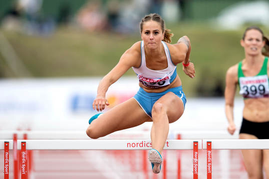 Elin Westerlund tävlar på 100 meter häck