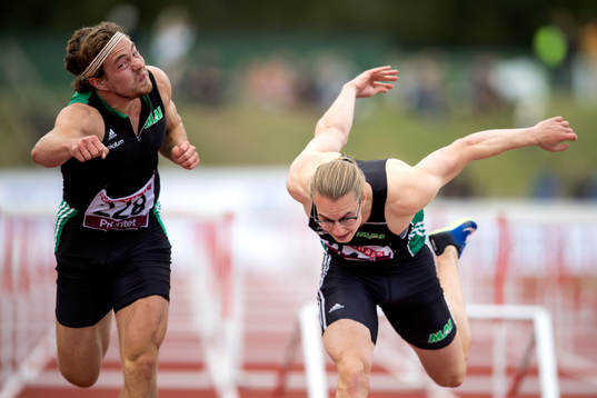 Anton Levin och Max Hrelja tävlar på 110 meter häck