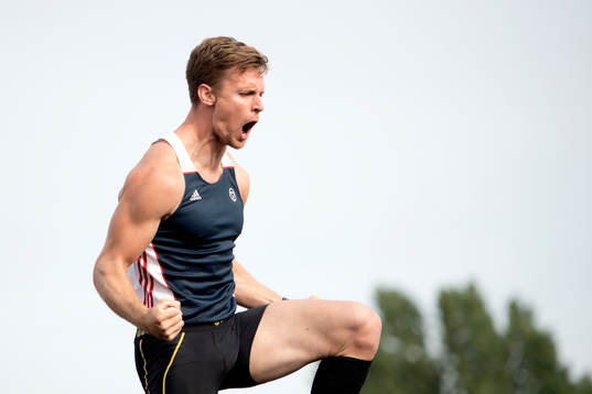 Rasmus Carlsson jublar i Stavhopp