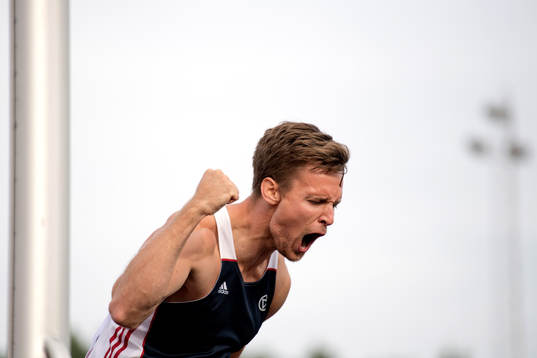 Rasmus Carlsson jublar i Stavhopp