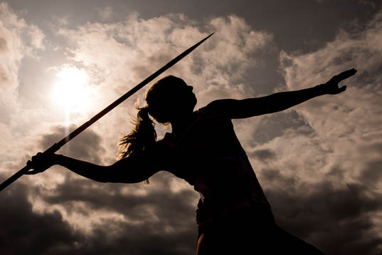Siluett av spjutkastare i damernas spjut final