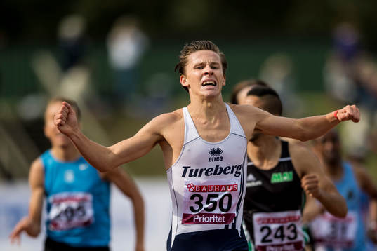 Andreas Almgren jublar när han vinner herrarnas final på