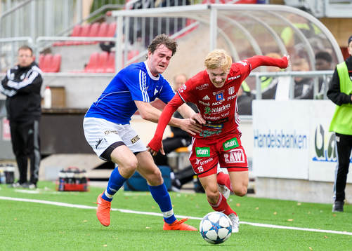 Östersunds Max Hjalmarsson försöker stoppa Piteås